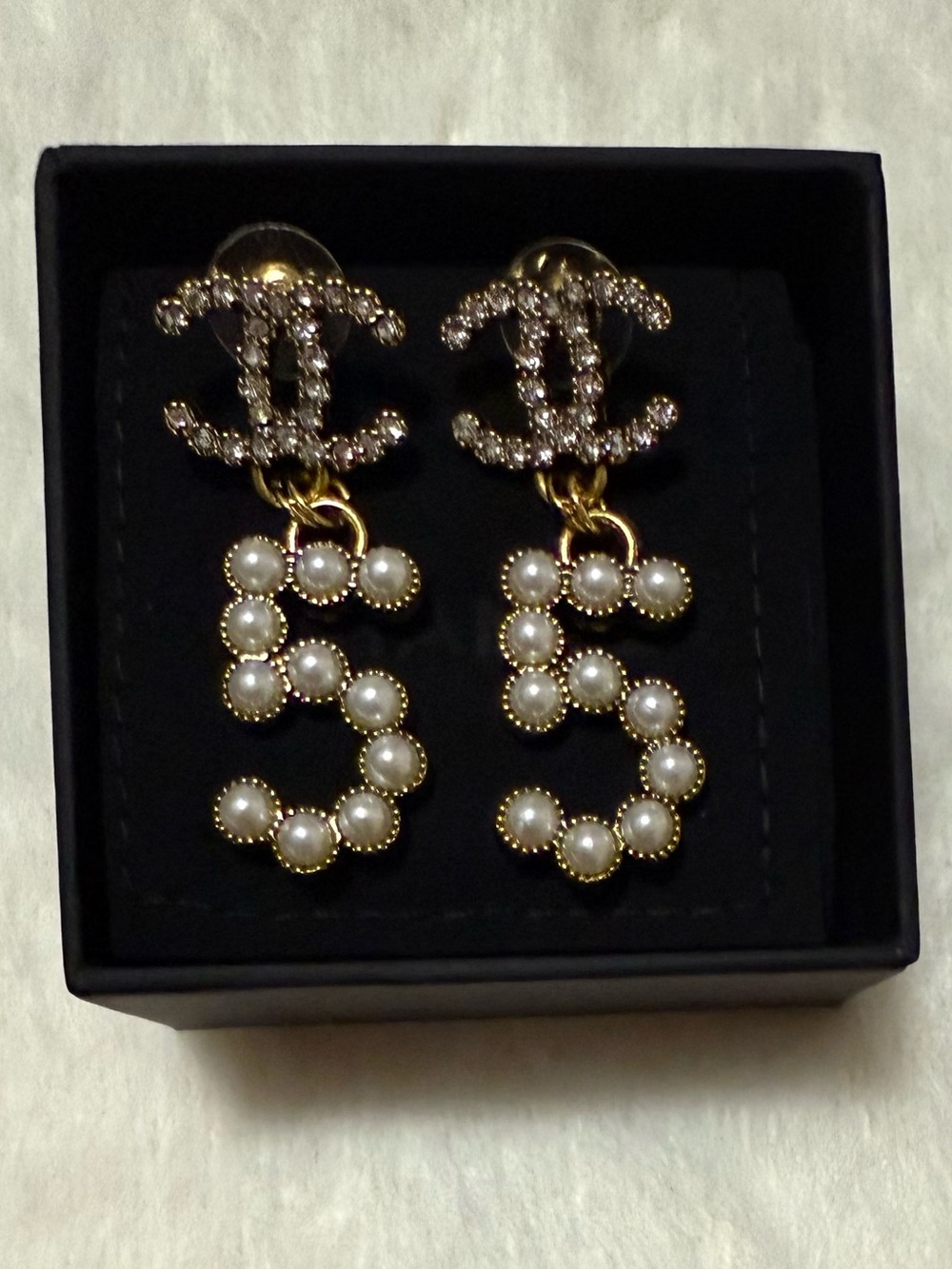 Stunning Pearl Drop Luxurious Earrings in Goldtone